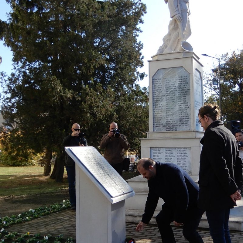 Emléktábla avatás 12